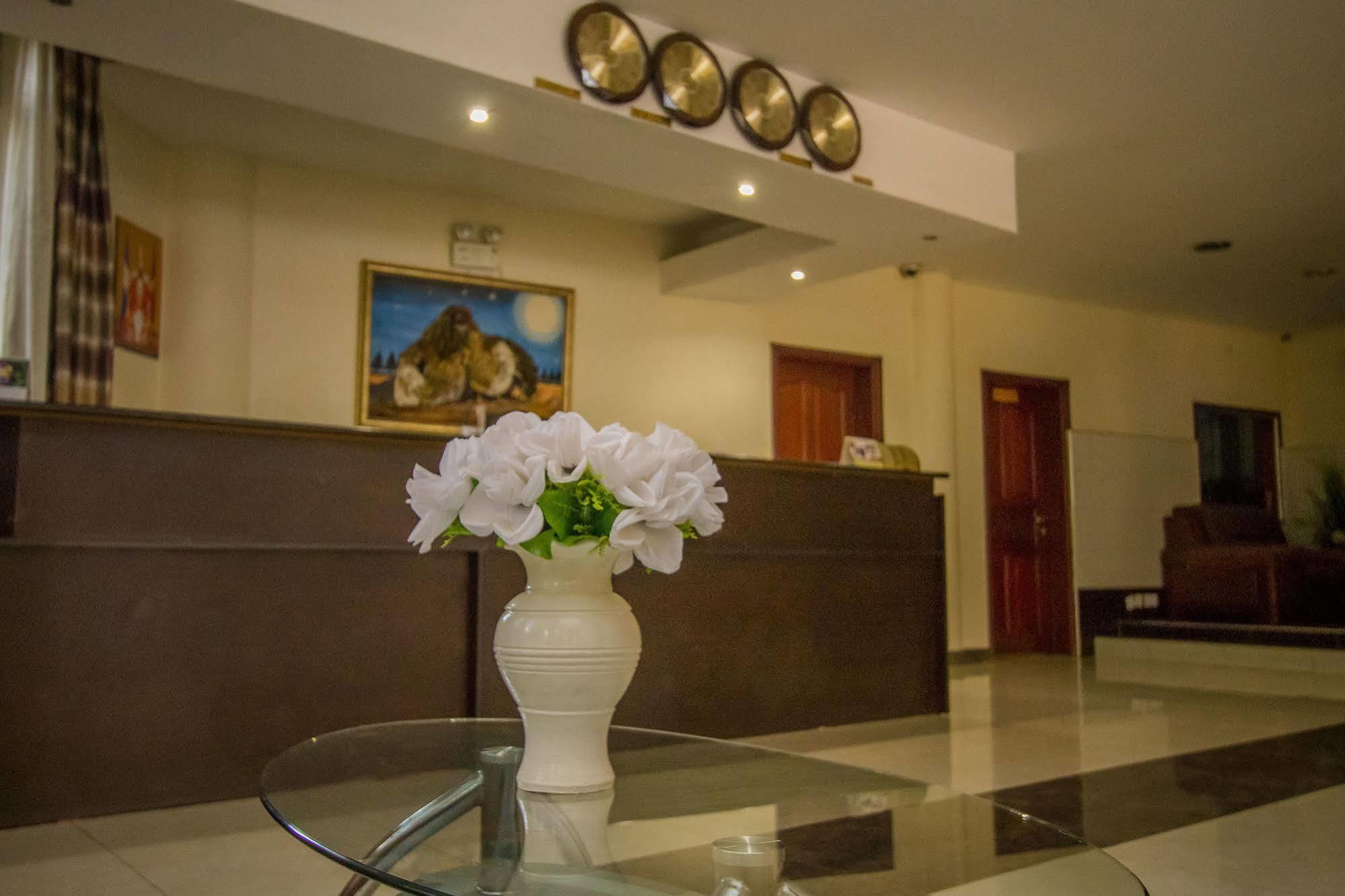 Grand Global Hotel Кампала Екстериор снимка